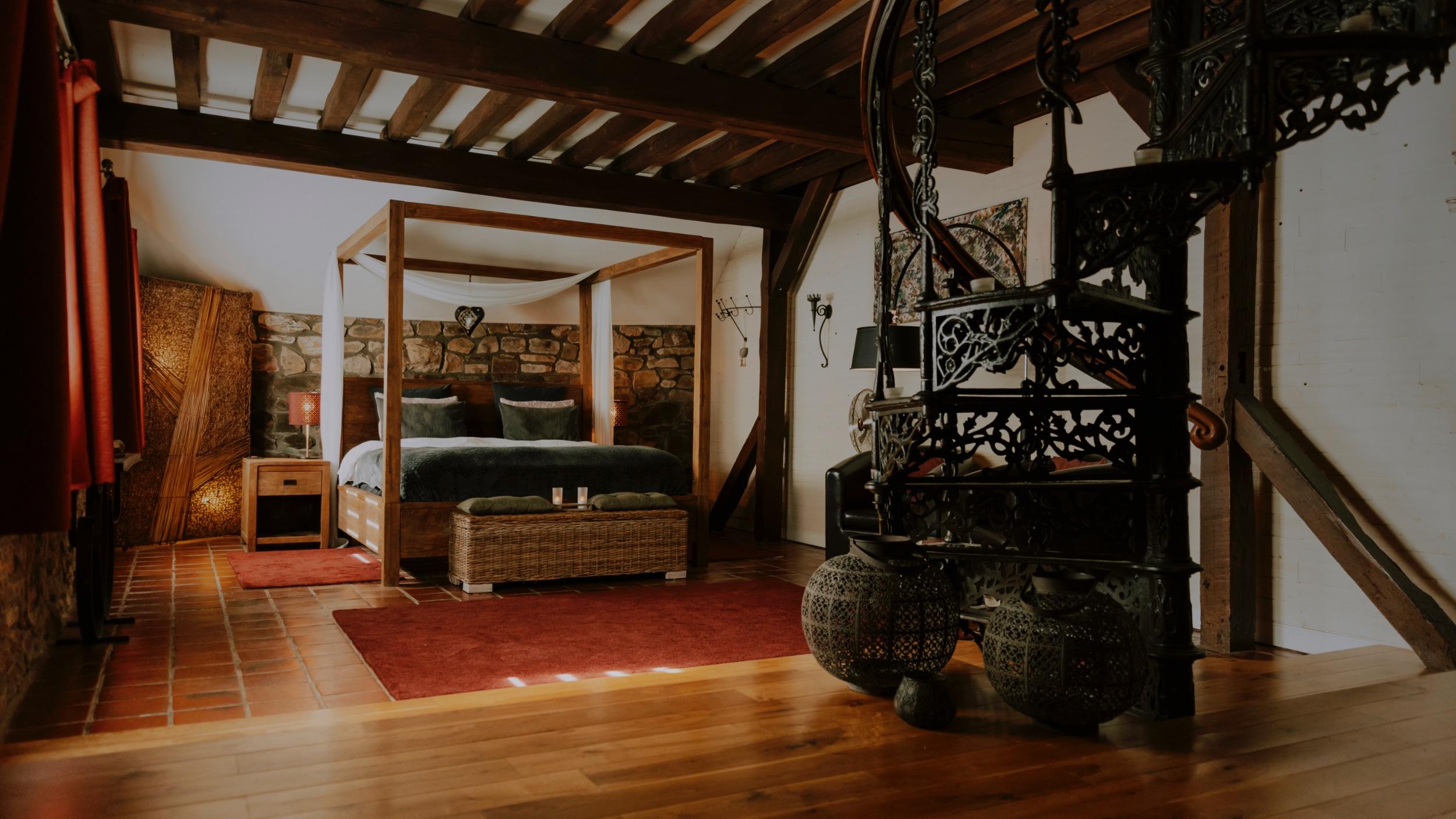 Vue extérieure de la Tiny House Eden nichée dans la nature ardennaise à Theux